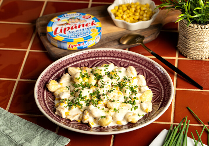 Bramborové noky s kuřecím masem, kukuřicí a smetanovou omáčkou z taveného sýra Lipánek