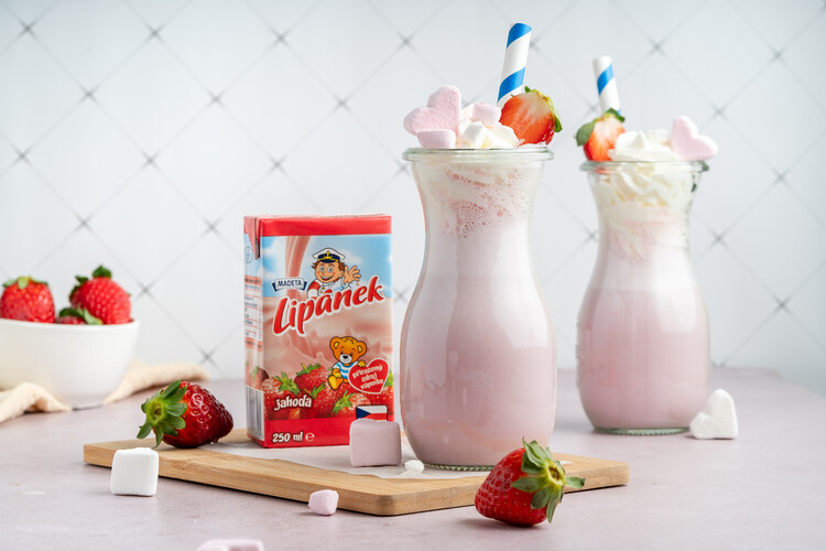 Jahodový milkshake s kešu máslem a jahodovým mlékem Lipánek