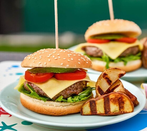 Miniburger s plátkovým syrom Lipánek