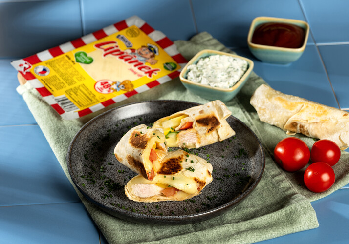 Miniburrito s kuřecím masem, sýrem Lipánek, hranolkami a zeleninou