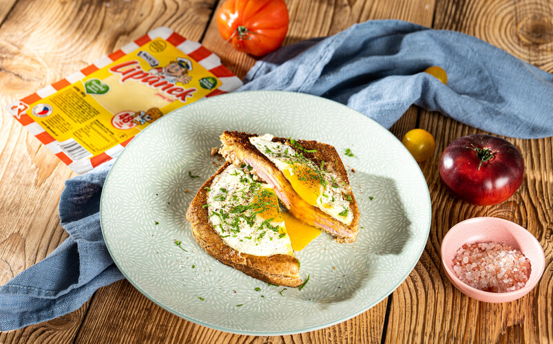 Opečený sendvič se sýrem Lipánek, šunkou a volským okem