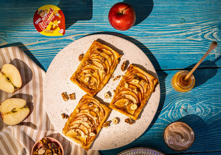 Pečená jablka na listovém těstě s tradičním Lipánkem, Jihočeským tvarohem, ořechy a slaným karamelem