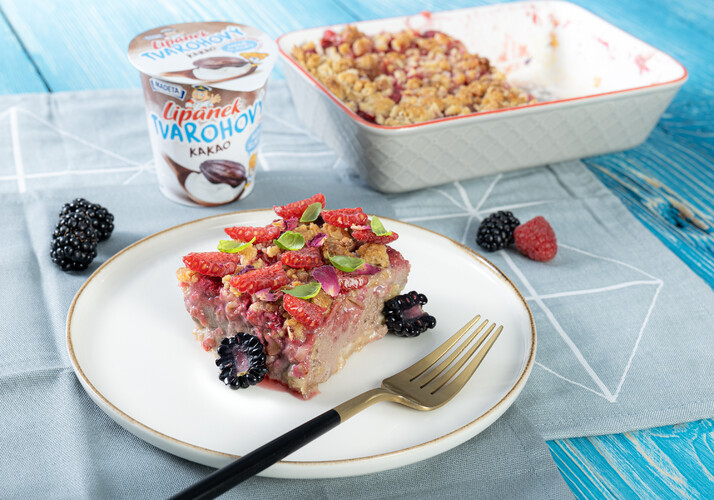 Tvarohové řezy s kakaovým Lipánkem, ovesnými vločkami, čokoládou a ovocem