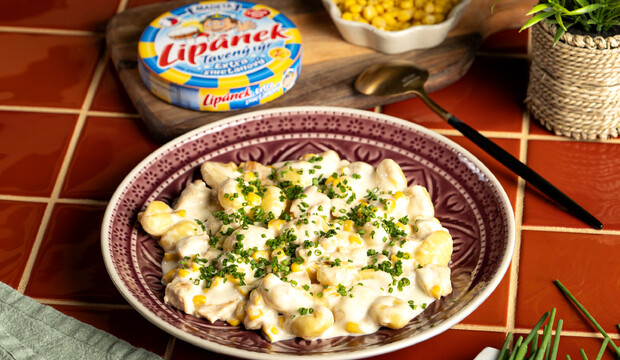 Bramborové noky s kuřecím masem, kukuřicí a smetanovou omáčkou z taveného sýra Lipánek