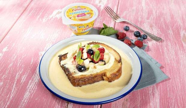 Francouzský toast se skořicí, vanilkovou pomazánkou Lipánek, ovocným salátem a anglickým krémem