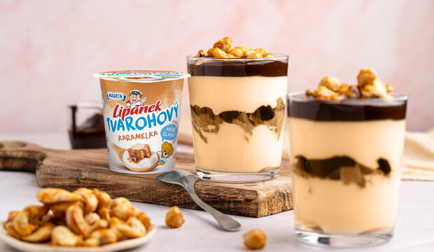 Karamelový krém s čokoládovou polevou a karamelizovanými ořechy