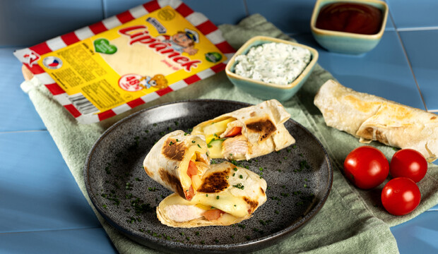 Miniburrito s kuřecím masem, sýrem Lipánek, hranolkami a zeleninou