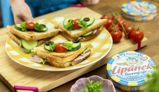 Obložený sendvič s taveným sýrem Lipánek