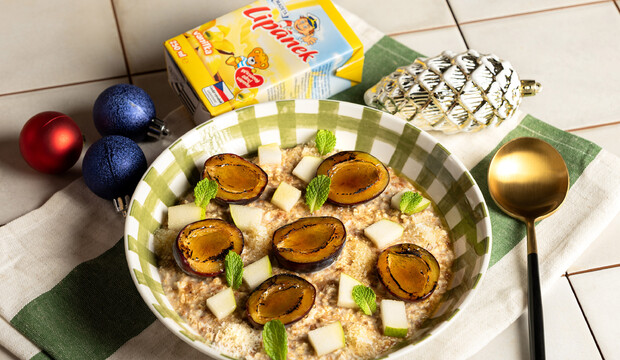 Ovesná kaše se skořicí, pečenými švestkami a hruškou