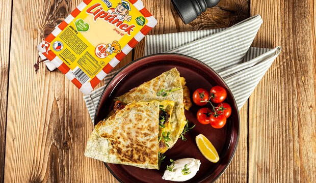 Quesadilla se sýrem Lipánek a česnekovým dipem