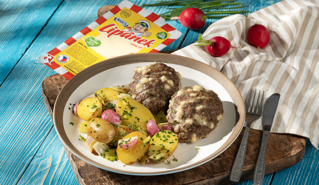 Sekaný máslový řízek se sýrem Lipánek 48% a bramborem